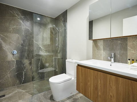 Luxurious 2bed 2bath APT With Parking@southport - eAccommodation 3