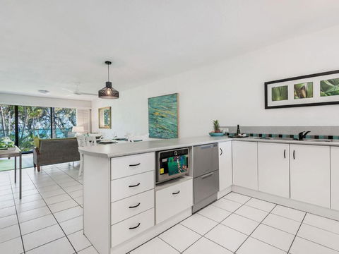 Absolute Beachfront - eAccommodation 3