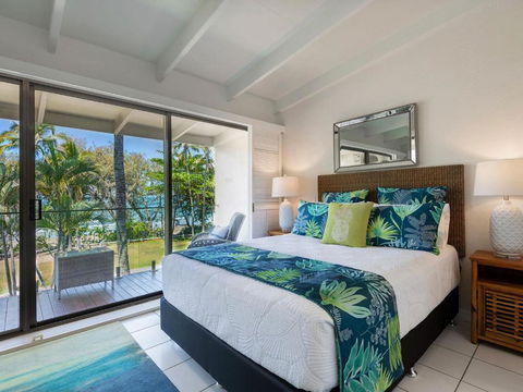 Absolute Beachfront - eAccommodation 1