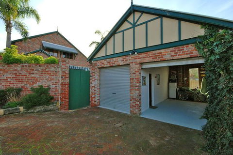 Above Bored Bed & Breakfast - eAccommodation 2