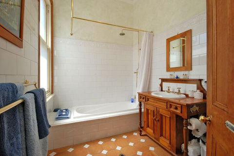 Above Bored Bed & Breakfast - eAccommodation 6