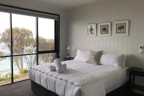 Hamptons On The Bay - eAccommodation 7