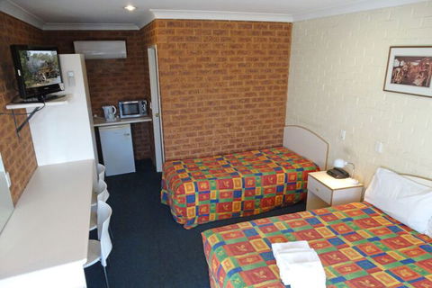 MAS Country Colonial Motor Inn - eAccommodation 3