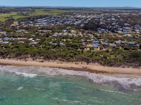 DRIFTAWAY ACROSS FROM SURF BEACH - eAccommodation 4