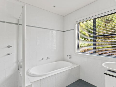 Aqua Shores Penthouse - eAccommodation 4