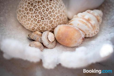 Beauty On Booker Bay - eAccommodation 2