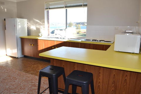Apartment With Sweeping View Of The Bay 2 Bedrooms Sleeps 5 - eAccommodation 3