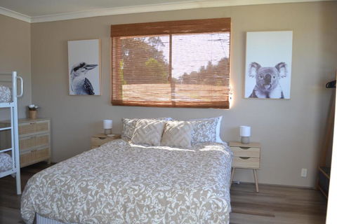 Apartment With Sweeping View Of The Bay 2 Bedrooms Sleeps 5 - eAccommodation 1