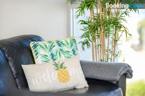 Bayline Beachfront Apartment No 4 - eAccommodation 6