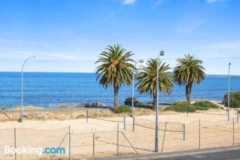 Bayline Beachfront Apartment No 4 - eAccommodation 2