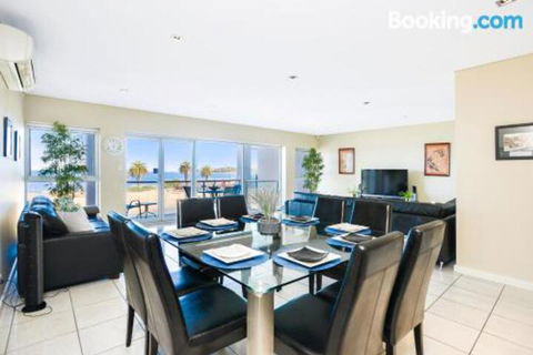 Bayline Beachfront Apartment No 4 - eAccommodation 4