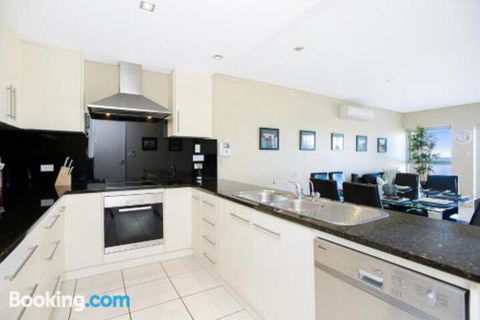 Bayline Beachfront Apartment No 4 - eAccommodation 3