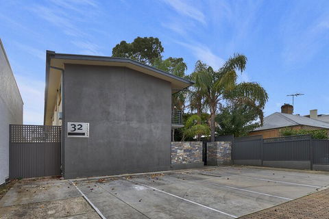 Former Dress Circle Nth Adelaide Apt With Aircon - eAccommodation 0
