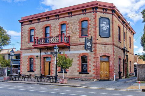 Former Dress Circle Nth Adelaide Apt With Aircon - eAccommodation 1