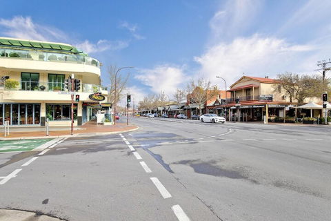 Former Dress Circle Nth Adelaide Apt With Aircon - eAccommodation 4
