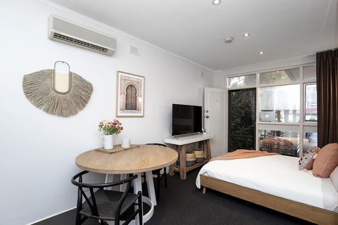 Former Dress Circle Nth Adelaide Apt With Aircon - eAccommodation 5
