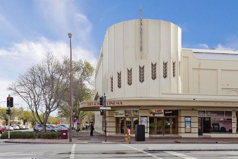 Former Dress Circle Nth Adelaide Apt With Aircon - eAccommodation 2