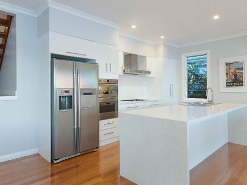Absolute Waterfront Lakehouse Fishing Point Waterfront Pool Jetty - eAccommodation 5