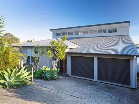 Absolute Waterfront Lakehouse Fishing Point Waterfront Pool Jetty - eAccommodation 3