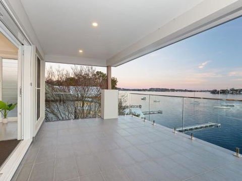 Absolute Waterfront Lakehouse Fishing Point Waterfront Pool Jetty - eAccommodation 4