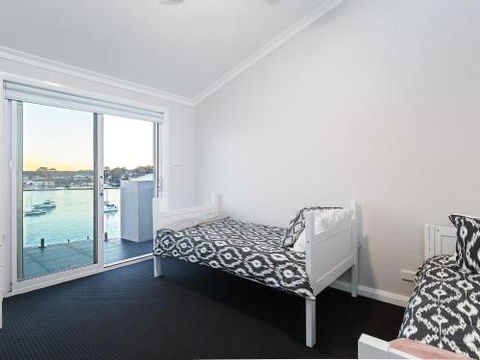 Absolute Waterfront Lakehouse Fishing Point Waterfront Pool Jetty - eAccommodation 2