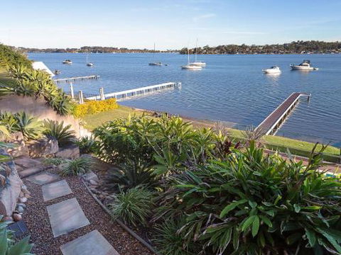 Absolute Waterfront Lakehouse Fishing Point Waterfront Pool Jetty - eAccommodation 6