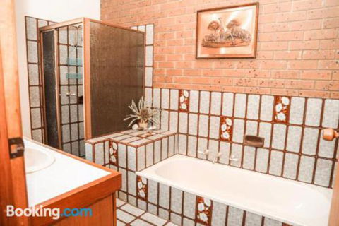 Banksia Beach House - eAccommodation 4