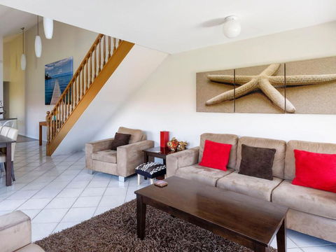 One Street From Main Beach - eAccommodation 3