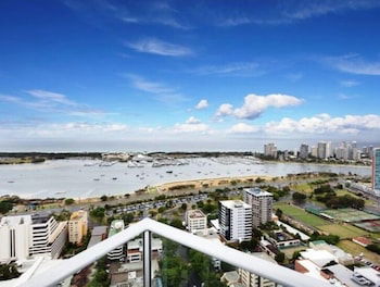 Panoramic Views At Sub Penthouse Apt - eAccommodation 5