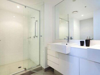 Panoramic Views At Sub Penthouse Apt - eAccommodation 3
