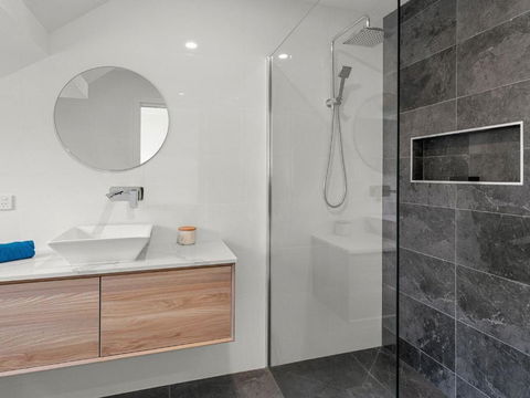 Waikiki Views - eAccommodation 5