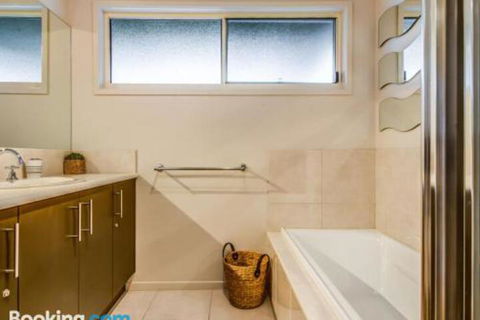 At The Beach - eAccommodation 4