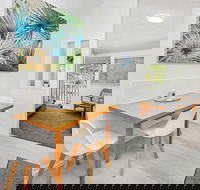 Tropical on McKenzie MK1 - eAccommodation