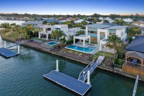 Luxury Canal Front Holiday House Raptor Pde Banksia Beach - eAccommodation 1