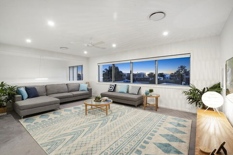 Luxury Canal Front Holiday House Raptor Pde Banksia Beach - eAccommodation 6