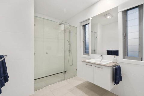 Luxury Canal Front Holiday House Raptor Pde Banksia Beach - eAccommodation 4