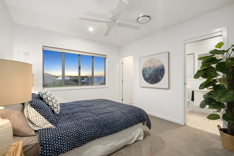 Luxury Canal Front Holiday House Raptor Pde Banksia Beach - eAccommodation 3