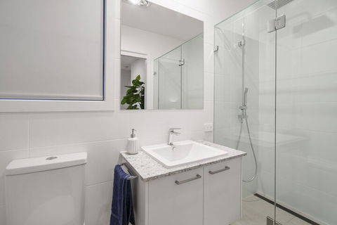 Luxury Canal Front Holiday House Raptor Pde Banksia Beach - eAccommodation 5