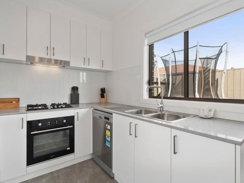 Rosebud Beachside Gem - eAccommodation 3