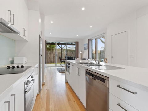 NORMANBY Coastal FREE WIFI & NETFLIX - eAccommodation 4