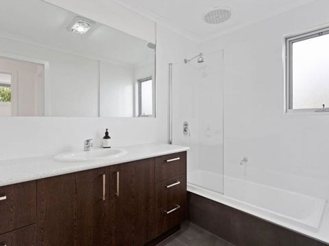 NORMANBY Coastal FREE WIFI & NETFLIX - eAccommodation 6