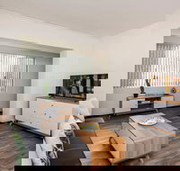 Stylish Apartment in Leafy South Perth - eAccommodation