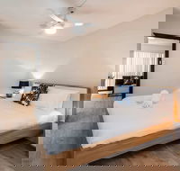 Modern 1 Bedroom Apartment Near the River and the City - eAccommodation