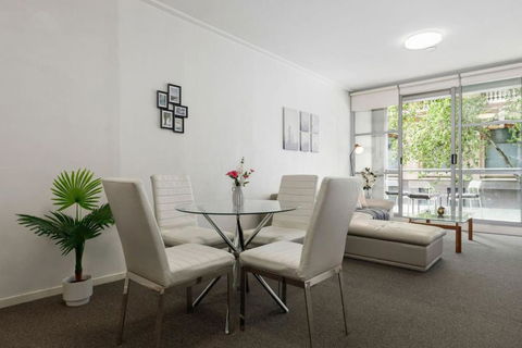 A Cozy & Modern Studio Next To Darling Harbour - eAccommodation 2