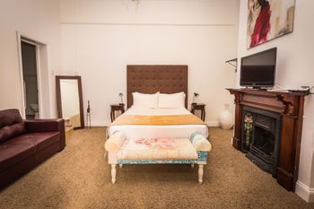 Spooky Hall Motel - eAccommodation 1