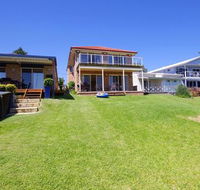 Luxury Waterfront House - eAccommodation