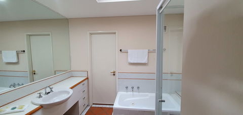 Sea Breeze Luxury Holiday Apartment Accommodation - eAccommodation 6