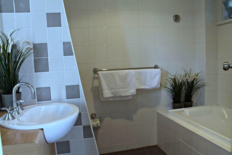 Adelaide DressCircle Apartments - Ward St - eAccommodation 0