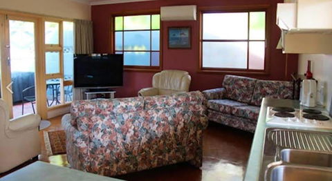 Anchlia Waterfront Cottage - eAccommodation 1