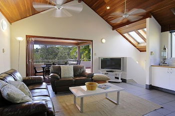 A PERFECT STAY - Clarkes Beach Villa - eAccommodation 0